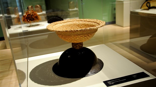 Mireille Racine et les chapeaux au Musée québécois de la culture populaire