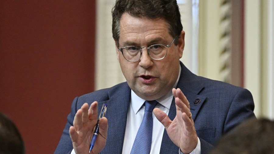 Bernard Drainville veut des buttes de neige dans les cours d'école